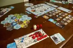 Juego Endless Winter desplegado en la mesa con todos sus componentes